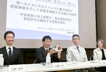 　研究について説明する東京科学大やＪＡＸＡなどのチーム＝２７日、東京都文京区