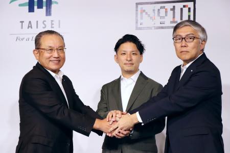 　記者会見でポーズをとる大成建設の田中茂義会長（左）と東洋建設の吉田真也会長（右）ら＝８日午後、東京都港区
