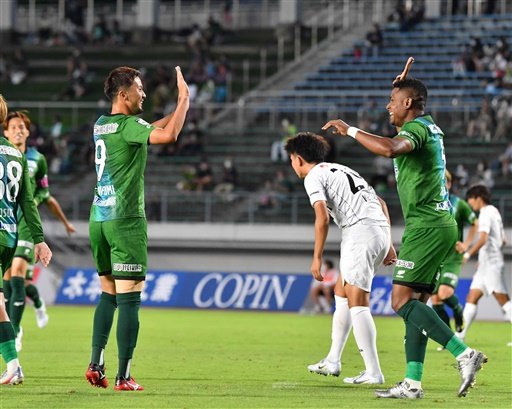 ＦＣ岐阜×讃岐＝前半５分、先制ゴールを決め、ハイタッチをして喜ぶＦＣ岐阜のＦＷ山内（左）とアシストしたＭＦヘニキ＝長良川競技場