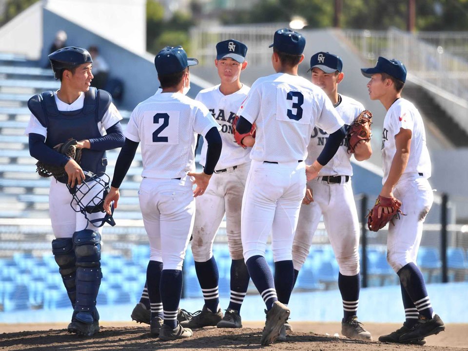 東海大会準決勝・大垣日大×東邦＝６回裏、マウンドに集まる大垣日大ナイン