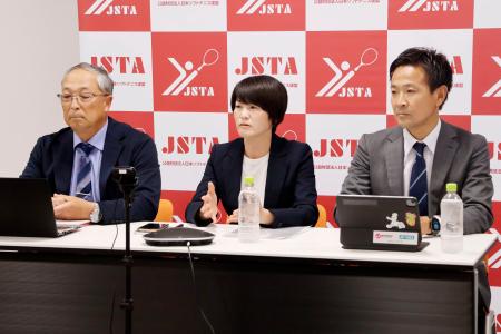 　愛知・名古屋アジア大会のソフトテニス日本代表を発表する日本連盟の高井志保強化委員長（中央）＝８日、東京都内