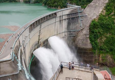　観光放水が始まった黒部ダム＝２６日午前、富山県立山町