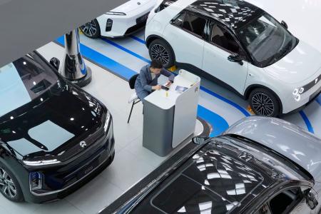 　北京のショッピングモールに展示された中国メーカーの自動車＝１４日（共同）