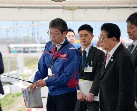 　奈良県川西町で遊水池の説明を担当者から聞く金子国交相（右手前）＝４日午後