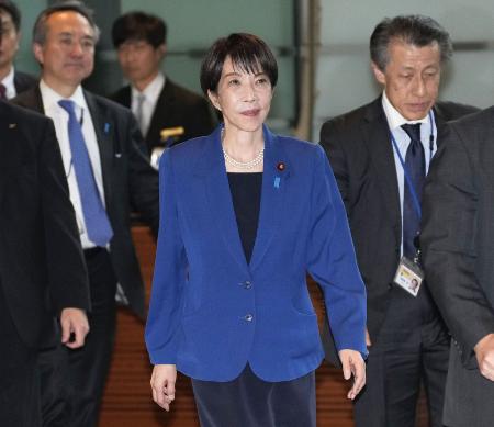 　２５日、政府与党政策懇談会に向かう高市首相（中央）＝首相官邸