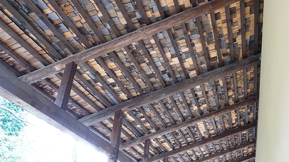 高山陣屋御蔵の軒先の榑板。上下・表裏を返しながら使われているのが分かる＝高山市八軒町