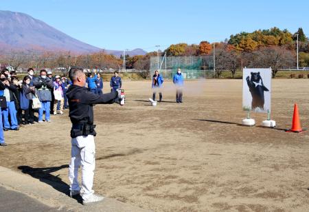 　ＮＴＴ東日本が開いたクマ対策の研修会＝６日、岩手県雫石町（同社提供）