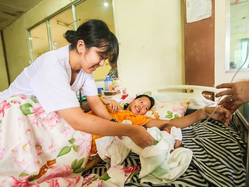 産科病棟で再会した双子の赤ちゃんとお母さん＝フィリピン