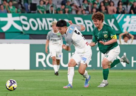 　東京Ｖ―柏　試合終了間際、チーム３点目のゴールを決める柏・細谷（左）＝味スタ