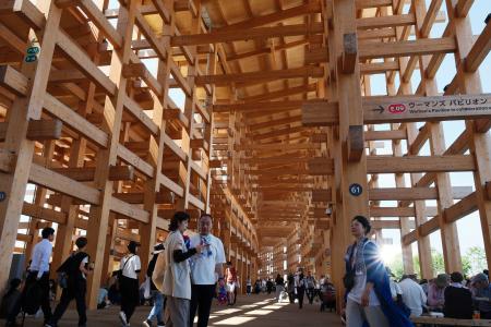 　大阪・関西万博の大屋根リング＝１９日午後、大阪市此花区の夢洲