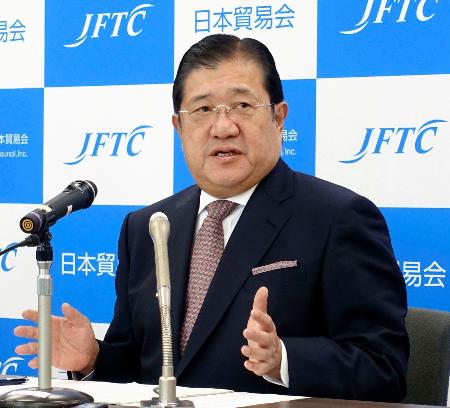 　記者会見する日本貿易会の安永竜夫会長＝１７日午前、東京都千代田区