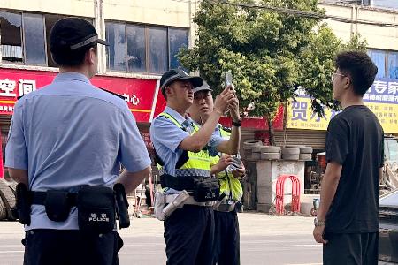 　中国四川省江油市内で検問を行う警察官ら＝５日（共同）