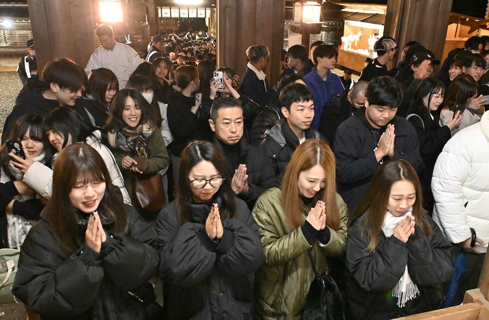 日付が変わったと同時に手を合わせる年越し参り客＝１日午前０時、岐阜市伊奈波通、伊奈波神社