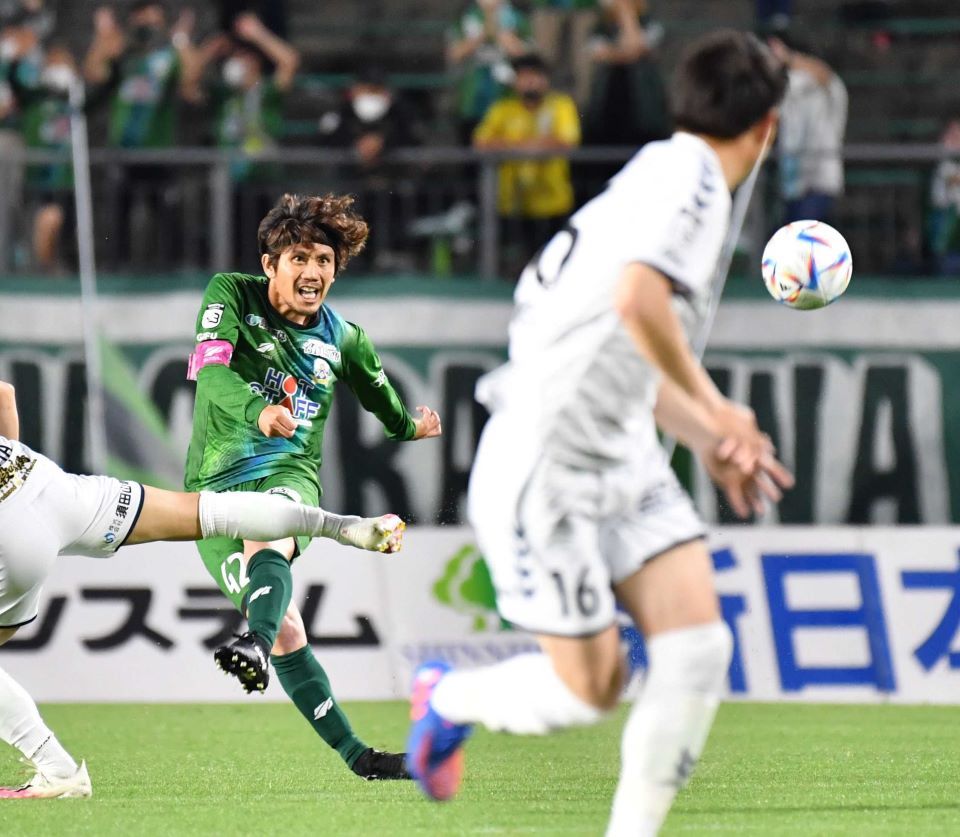 ＦＣ岐阜×八戸＝前半、前線にパスを出すＦＣ岐阜のＭＦ柏木＝長良川競技場