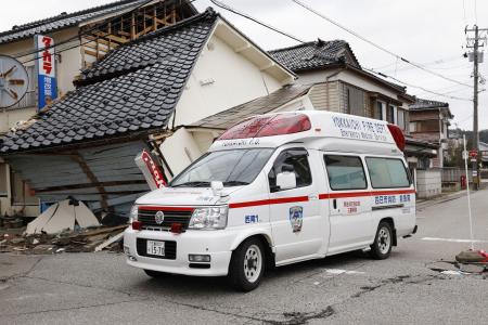 　２０２４年１月１９日、能登半島地震で多くの家屋が倒壊した石川県輪島市内を走行する救急車