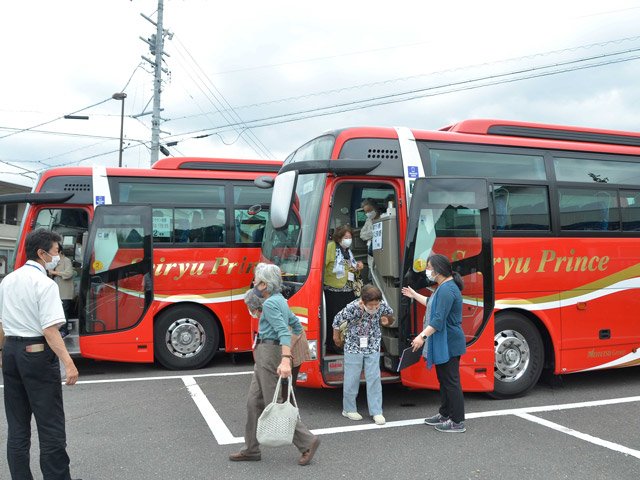 バスから降りて接種会場に向かう高齢者＝美濃市相生町