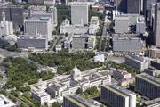 　東京・霞が関の官庁街。下は国会議事堂＝２０２５年７月