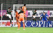 ＦＣ岐阜×宮崎＝後半、ヘディングで相手のクロスを跳ね返すＦＣ岐阜のＤＦ川上＝長良川競技場