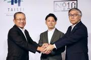 　記者会見でポーズをとる大成建設の田中茂義会長（左）と東洋建設の吉田真也会長（右）ら＝８日午後、東京都港区