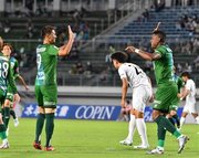 ＦＣ岐阜×讃岐＝前半５分、先制ゴールを決め、ハイタッチをして喜ぶＦＣ岐阜のＦＷ山内（左）とアシストしたＭＦヘニキ＝長良川競技場