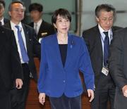 　２５日、政府与党政策懇談会に向かう高市首相（中央）＝首相官邸