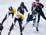 　男子５０００メートルリレー予選　宮田将吾（奥中央）からタッチを受ける岩佐暖＝ミラノ（共同）