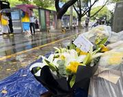 　２０２４年６月、日本人母子の切り付け事件現場のバス停近くで、胡友平さんのために供えられた花束＝中国江蘇省蘇州（共同）