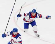 　カナダ―米国　延長、決勝ゴールを決め喜ぶ米国のＪ・ヒューズ（右）＝ミラノ（共同）