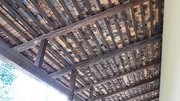 高山陣屋御蔵の軒先の榑板。上下・表裏を返しながら使われているのが分かる＝高山市八軒町
