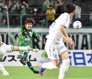 ＦＣ岐阜×八戸＝前半、前線にパスを出すＦＣ岐阜のＭＦ柏木＝長良川競技場