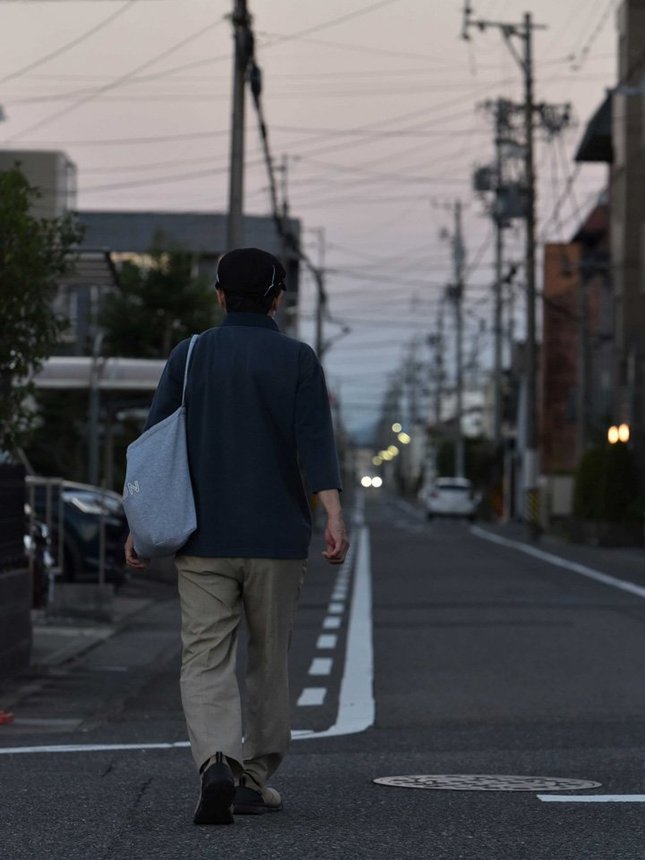 生活保護を受けながら生活する海野輝隆さん。物価高騰に翻ろうされる生活を語った＝１７日午後、岐阜市内