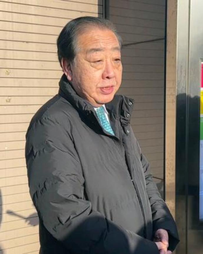 　記者団の取材に応じる立憲民主党の野田代表＝１５日午前、千葉県習志野市