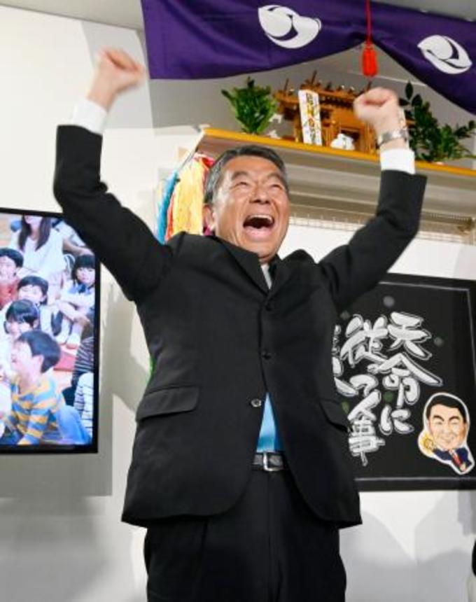 　宮城県知事選で６選を決め、笑顔を見せる村井嘉浩氏＝２６日午後、仙台市
