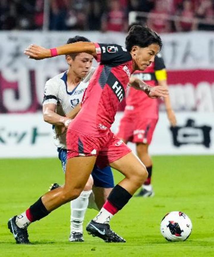 　栃木ＳＣ戦でプレーするサッカーＪ３熊本の薬師田澪選手＝１５日、熊本市のえがお健康スタジアム