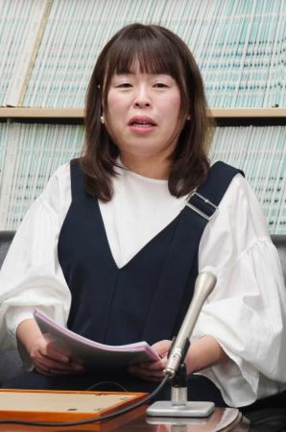 　提訴後に記者会見する、死亡した男性の妻＝３０日午後、名古屋市