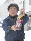最辛の「鬼ころし」を手に、銘柄の由来を教えてくれた蔵元・老田英夫さん＝岐阜県高山市清見町牧ケ洞、老田酒造店