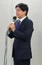 　横浜市長選で落選が決まり、敗戦の弁を述べる前市長の山中竹春氏＝１８日午後、横浜市