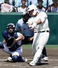 　関東第一―日大三　５回表日大三２死、田中諒が左越えに本塁打を放つ。捕手中浜＝甲子園