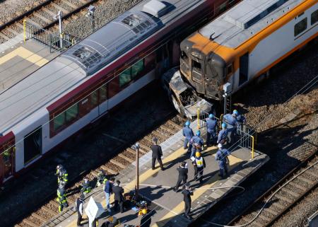 　車と衝突した近鉄京都線の特急列車＝２０日午後０時３９分、京都府精華町（共同通信社ヘリから）