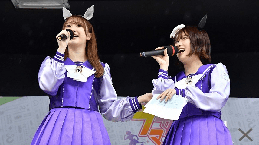 トークショーでファンを沸かせたウマ娘のオグリキャップ役・高柳知葉さん（左）とシュヴァルグラン役・夏吉ゆうこさん＝岐阜県笠松町、笠松競馬場