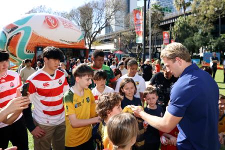 　ラグビーＷ杯開幕１年前イベントでファンにサインをするオーストラリア代表のジョーゲンセン（右）＝１日、シドニー（ワールドラグビー提供・ゲッティ＝共同）