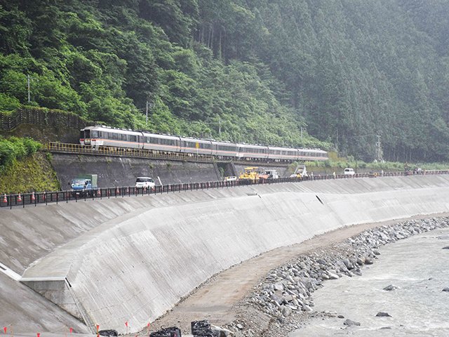路面舗装などの工事が行われる現場＝１５日午後４時、下呂市小坂町門坂