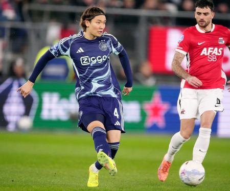 　ＡＺアルクマール戦でパスを出すアヤックスの板倉（左）＝アルクマール（共同）