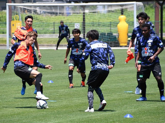 宮崎戦に向けて調整する大西（中央）、三ツ田（右から２人目）らＦＣ岐阜の選手たち＝９日、岐阜市内