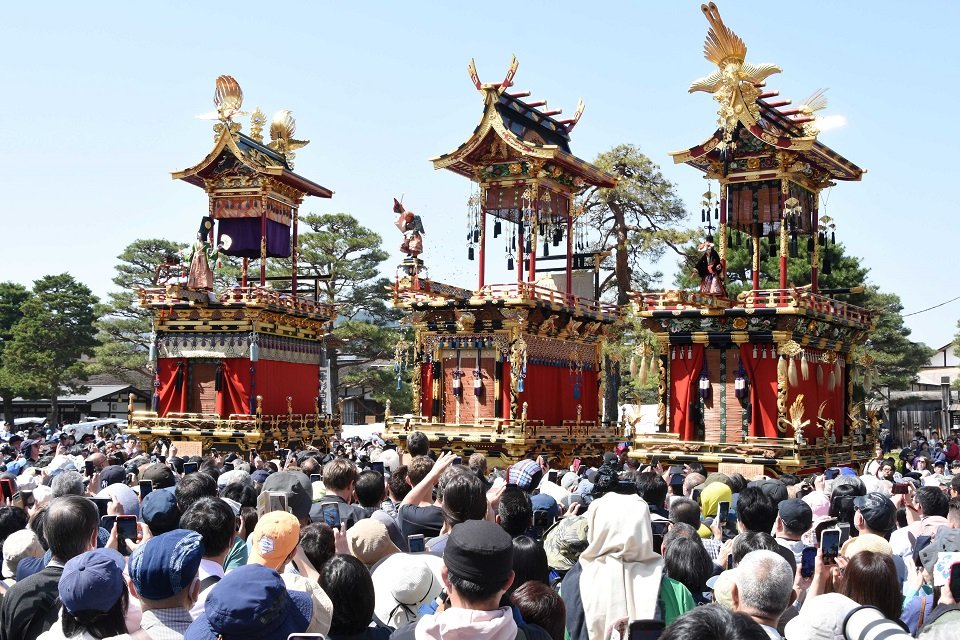 春の高山祭が開幕し、大勢の観光客が見物したからくり奉納＝１４日午前、高山市内