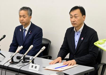 　記者会見する調査委員長の東徹衆院議員（右）＝９日午後、神戸市中央区