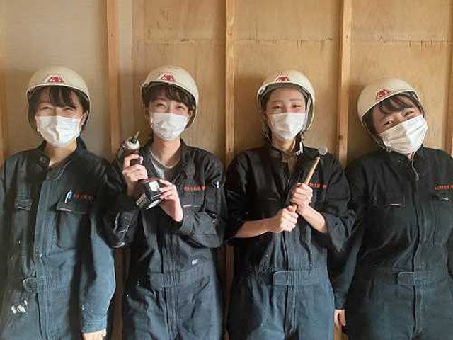 内装のリフォーム施工も手がけた学生ら＝山県市佐賀