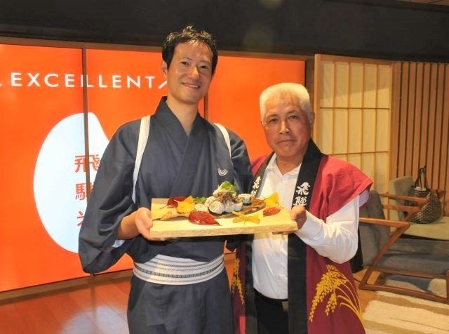 ヒダロールを披露する工藤英良さん（左）と永田政和さん＝東京・有楽町、サスティナステーション・ダイダイ
