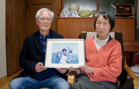 　服部剛丈さんの写真を持つ母美恵子さん（右）と父政一さん＝１３日、名古屋市