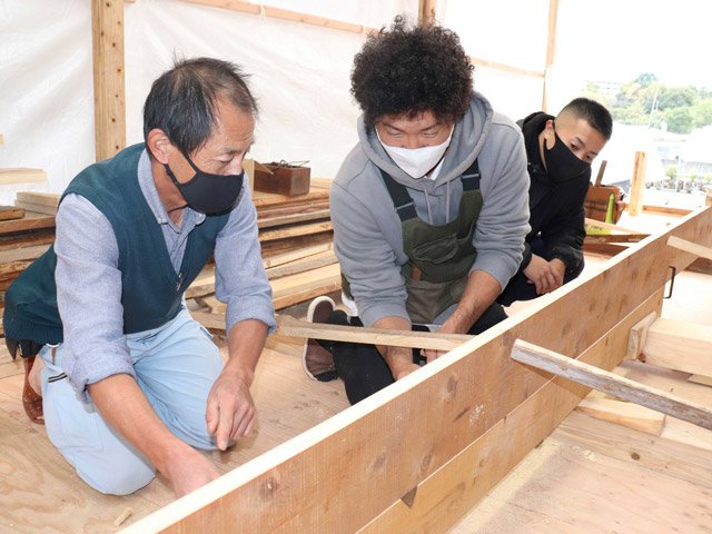 田尻浩さん（左）の指導を受けながら、鵜舟を造る今井翔佑さん（中央）と國枝昌平さん（右）＝美濃市曽代、県立森林文化アカデミー
